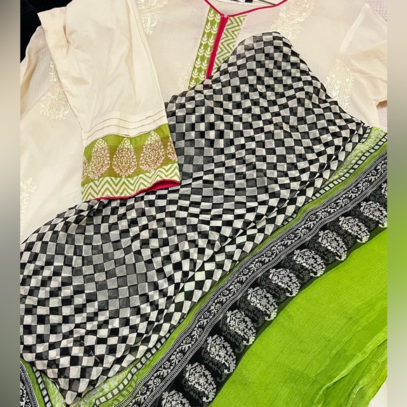 Pakistani Shalwar Kameez (2-piece) with dupatta - Picture 2 of 3